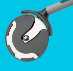 Roulette à Pizza Géante -GourmetHome Soldes Magasin 0a02d5e6edb64afda79999159fd7d92d.cropped 308 316 589 572.processed